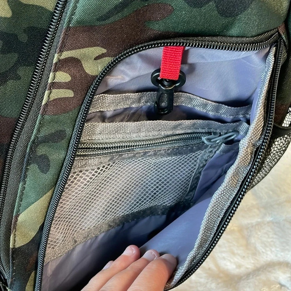 NWOT Camo mini sling crossbody bag with drink and phone carrier - Picture 2 of 8